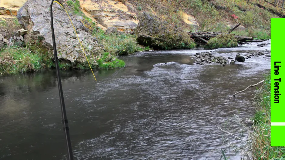 Fiume con riva di roccia chiara, acqua veloce al centro e una lama più calma sotto la sponda